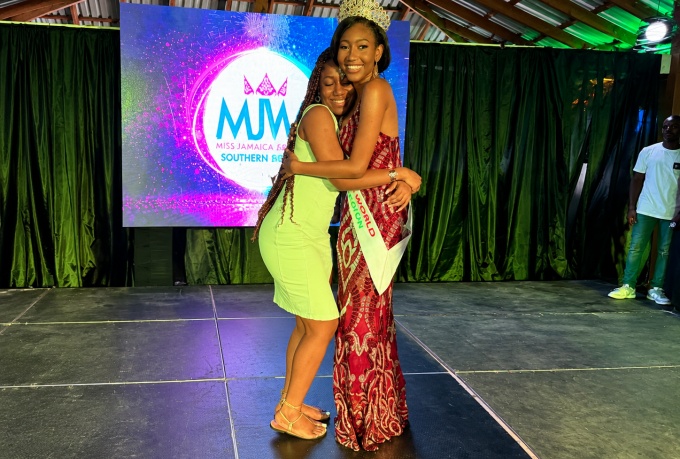 Franis (right) is joined by her sister  Lennoya Francis after her crowning moment. 
