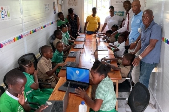 Bartons Primary alumni give back with state-of-the-art computer lab