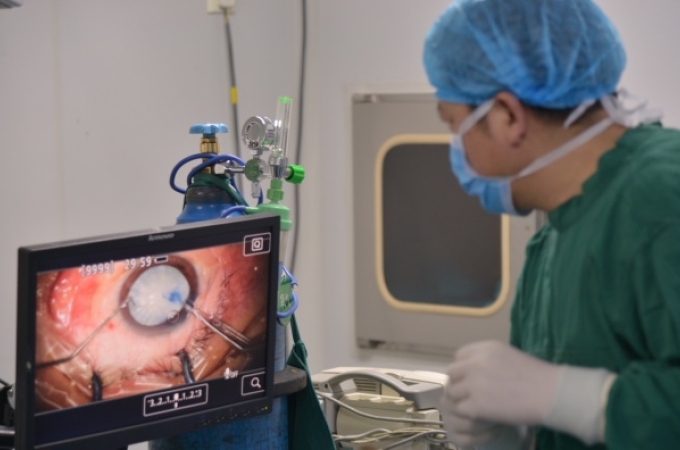 US surgeon pioneers new era in cataract surgery with trifocal lens implant
